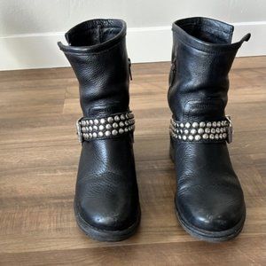 STEVE MADDEN BLACK LEATHER STUDDED BOOTS